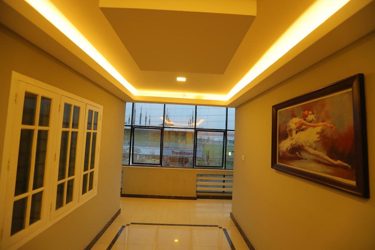 Sapphire Inn Nedumbassery Ngoại thất bức ảnh