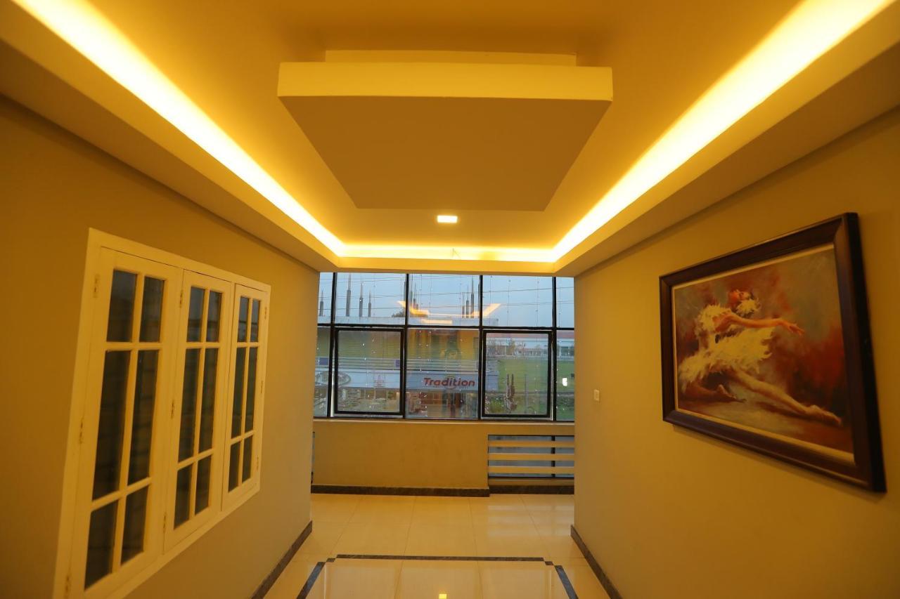 Sapphire Inn Nedumbassery Ngoại thất bức ảnh