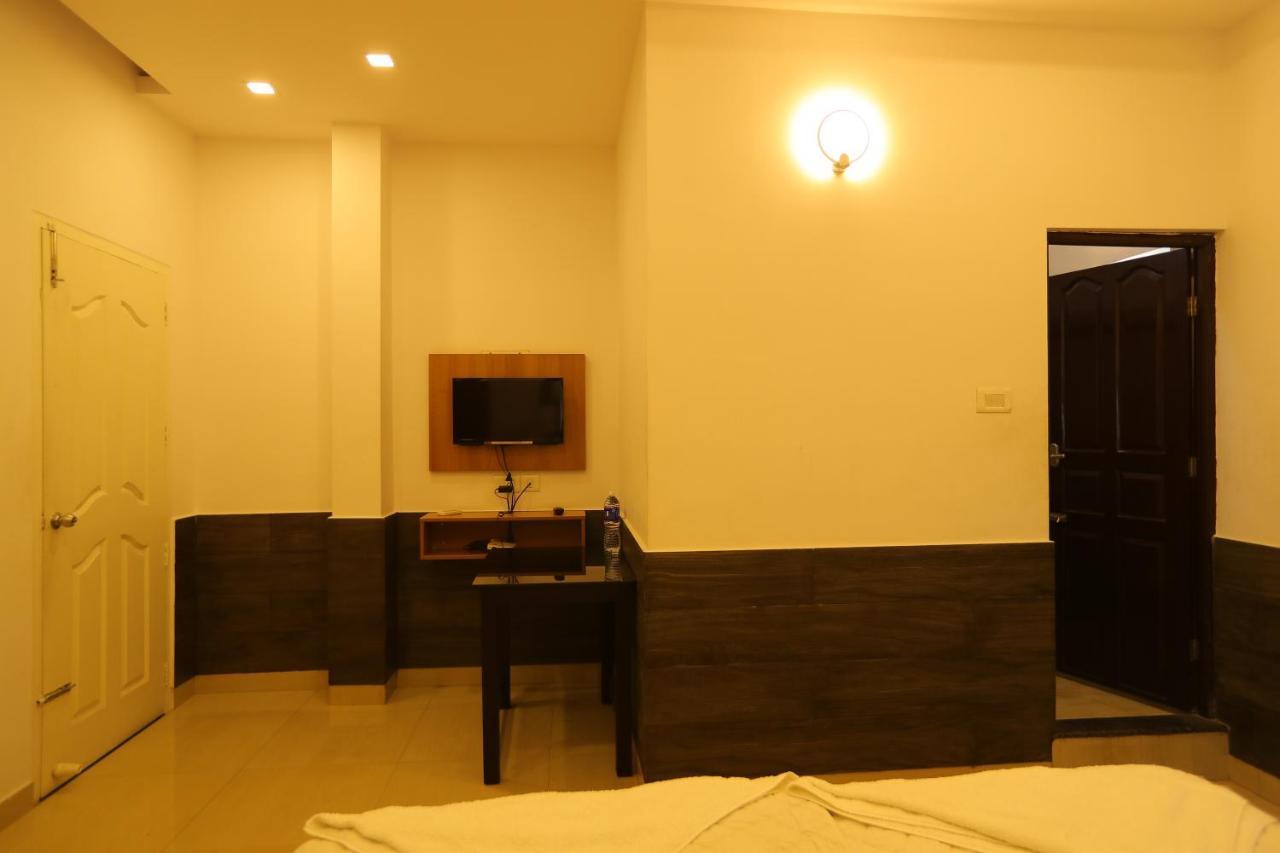 Sapphire Inn Nedumbassery Ngoại thất bức ảnh