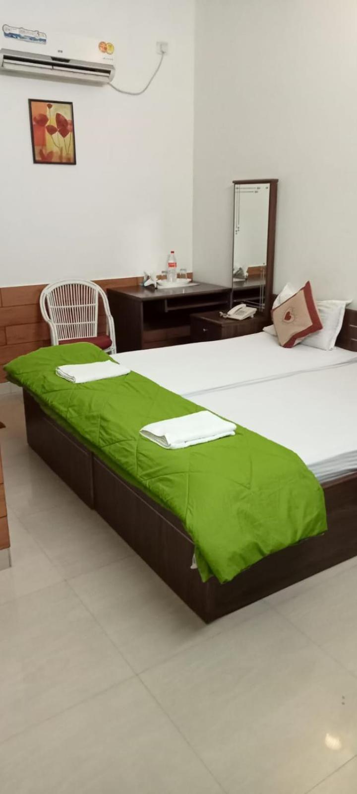 Sapphire Inn Nedumbassery Ngoại thất bức ảnh